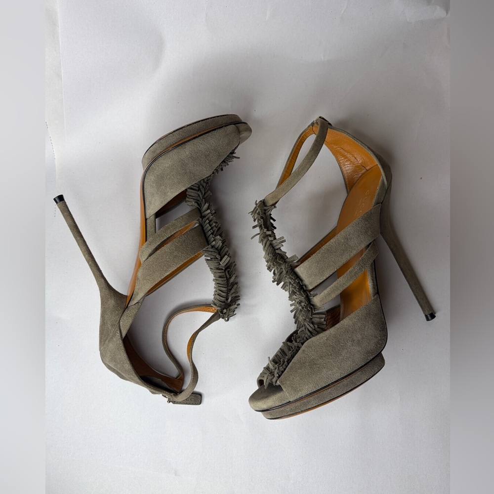 GUCCI Gray Suede Leather Fringe TStrap Strappy Cut Heels Shoe 37.5/7.5 Rare